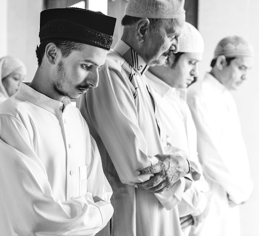 Potret sekelompok orang saat sedang shalat